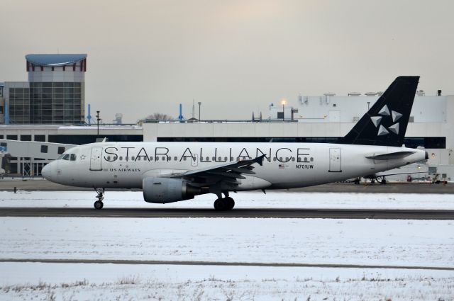 Airbus A319 (N701UW)