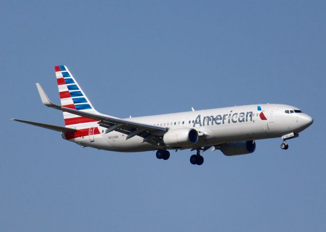 Boeing 737-800 (N924NN) - At DFW.
