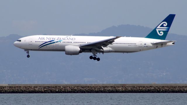 Boeing 777-200 (ZK-OKE)