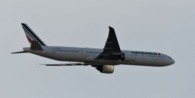 BOEING 777-300 (F-GSQL) - Minutes before landing, Feb. 2019.