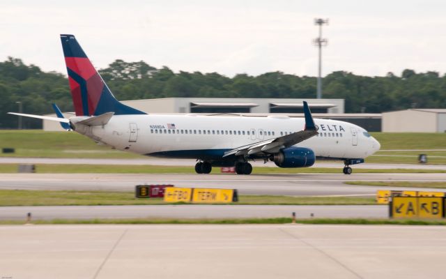 Boeing 737-800 (N338DA)