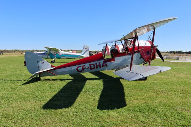 — — - CF-DHA De Havilland DH-82 Tiger Moth RVA à L'Aéroport de Salaberry de Valleyfield CSD3 QC. Le 24-09-2022 à 11:20