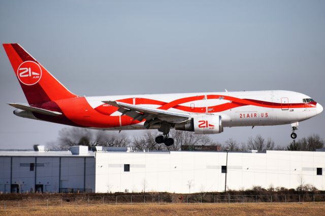 BOEING 767-200 (N881YV) - N881YV operating as CSB343 landing on 18L at Cincinnati/ Northern Kentucky International Airport from Orlando (MCO)