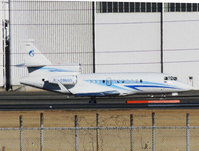 Dassault Falcon 7X (RA-09600) - I take a picture on Dec 16, 2016.br /Dassault Falcon-900EX EASy!br /Wire is very obstructive. And the front fence is also offensive, isnt it?