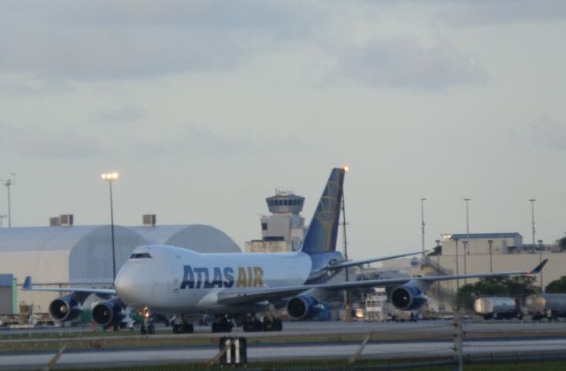 Boeing 747-400 (N497MC)