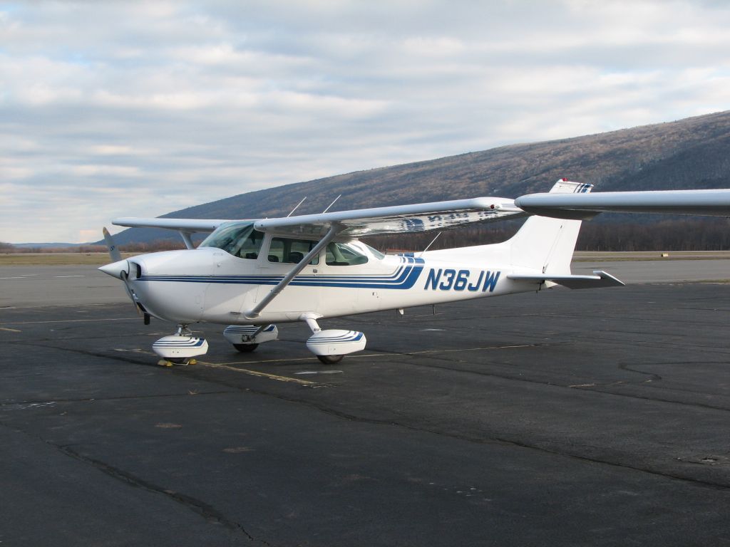 Cessna Skyhawk (N36JW) - at IPT