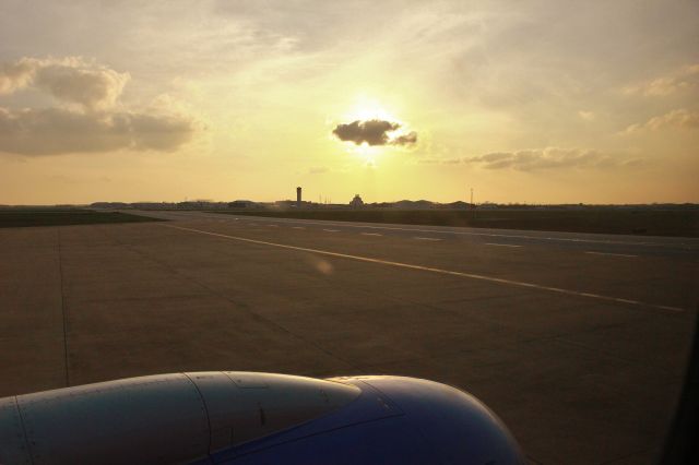 Boeing 737-700 (N953WN) - Looking into the sun.