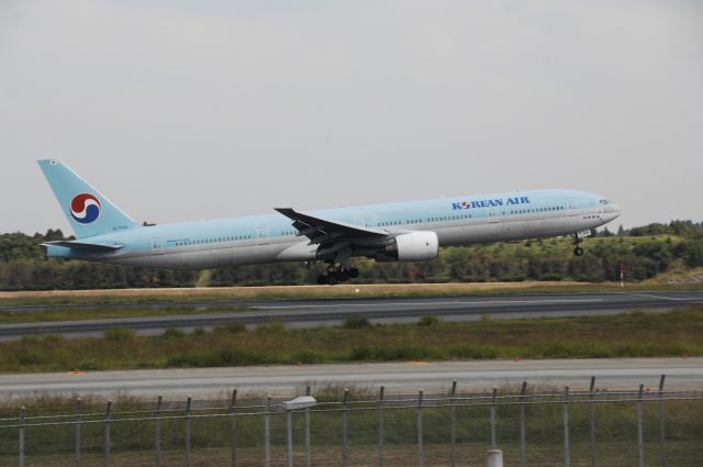 BOEING 777-300 (HL7534) - Landing at NRT Airport Runway 16L on 2011/10/9