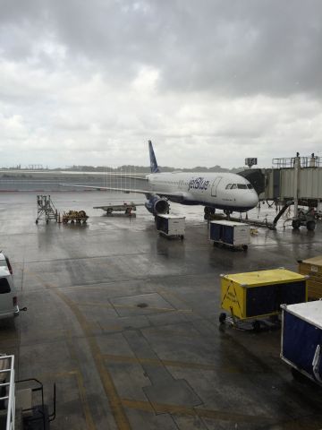 Airbus A320 (N632JB) - jetBlues "Clear Blue Sky" ironically at KFLL with many rainclouds in the background.