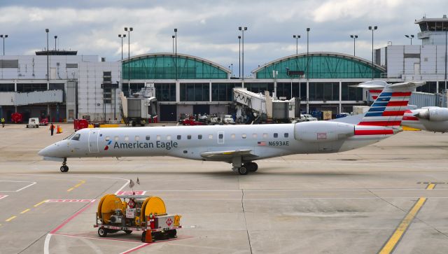 Embraer ERJ-145 (N693AE) - American Eagle Embraer ERJ-145LR N693AE in Chicago 