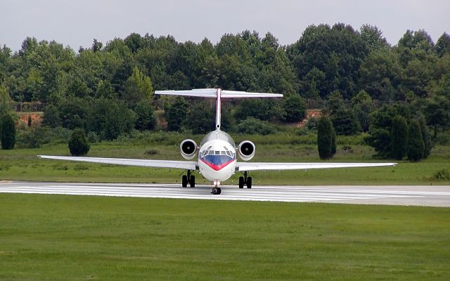 McDonnell Douglas MD-88 (N933DL) - Pivoting to line up for takeoff at Charlotte in 2001