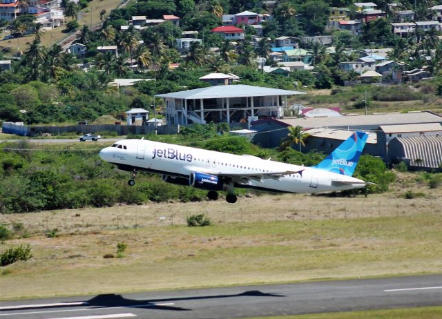 Airbus A320 (N638JB)