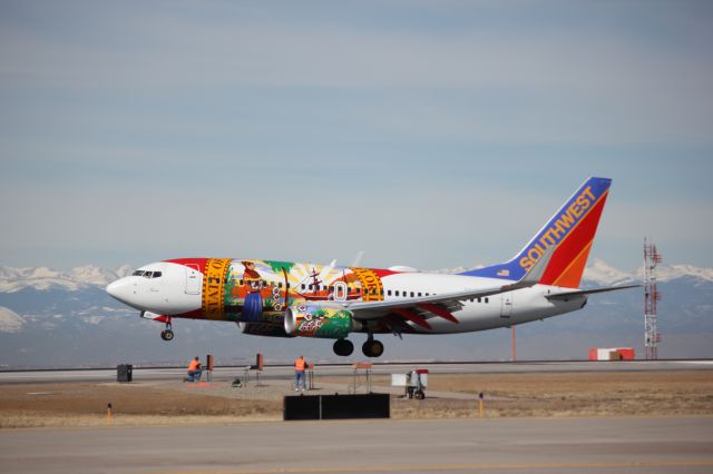 Boeing 737-700 (N945WN) - Landing on 16L.