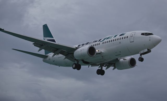 Boeing 737-700 (C-GWSH)