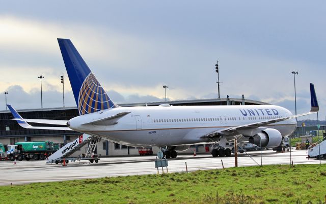 BOEING 767-300 (N674UA) - united b767-322er n674ua diverted to shannon due to a cracked windscreen while routing from paris(cdg) to newark 27/2/17.