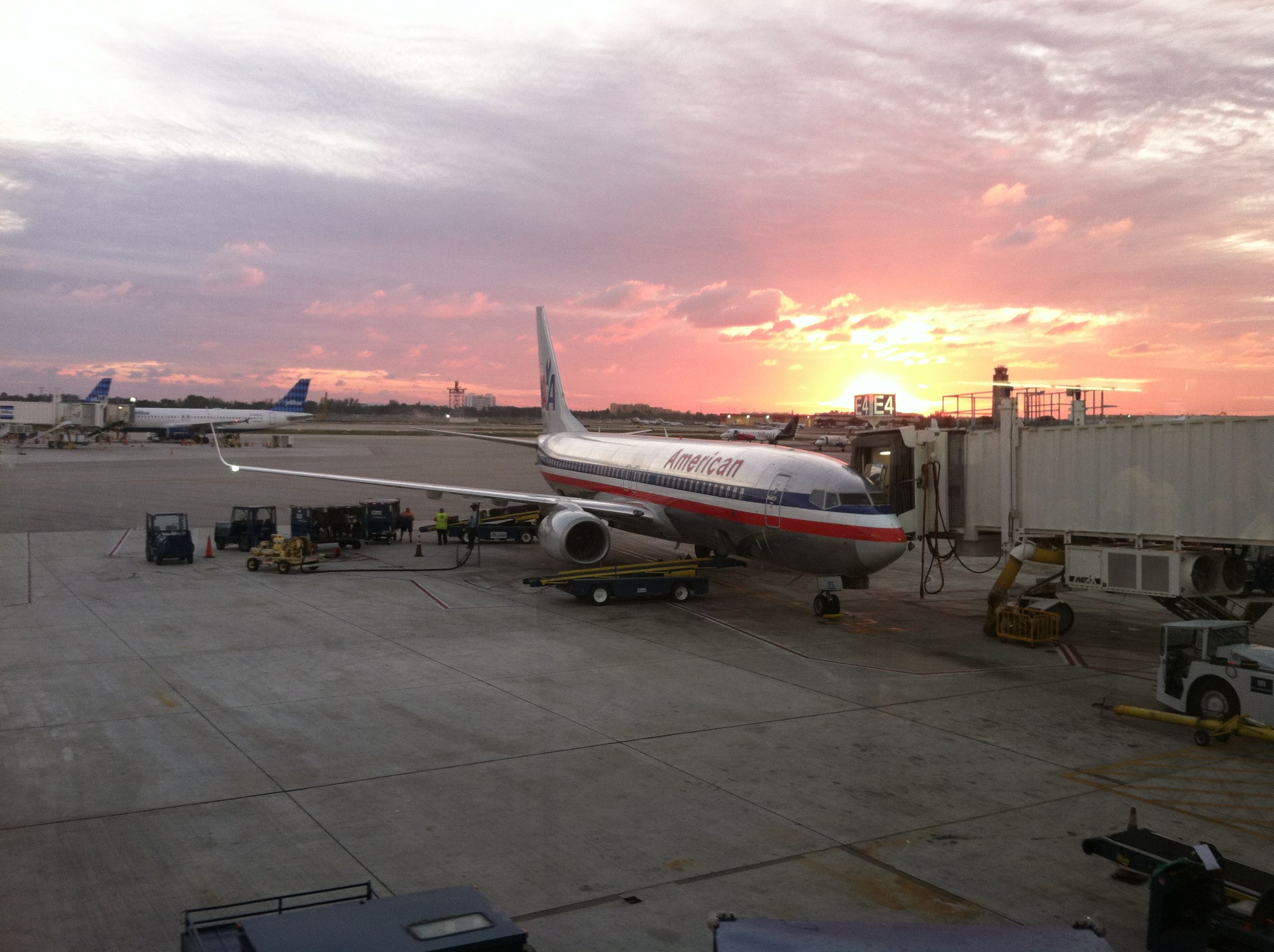 Boeing 737-800 (N931AN) - AA B737-800 at the gate