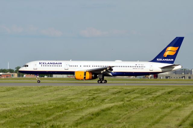 Boeing 757-200 (TF-ISJ)