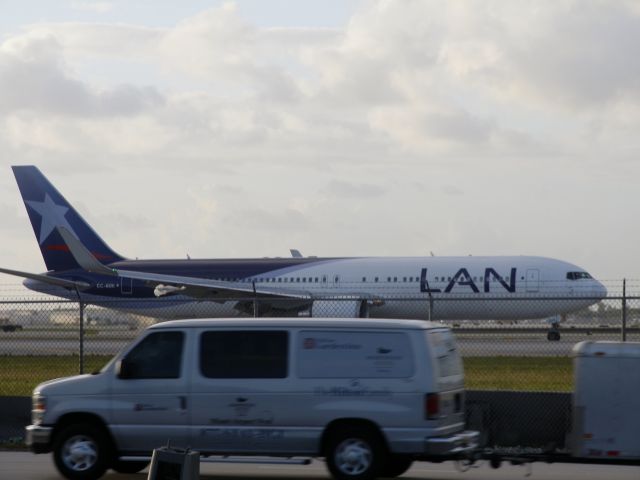 BOEING 767-300 (CC-BDE) - Hey you,Stop blocking my shot!