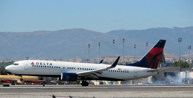 Boeing 737-800 (N3752)