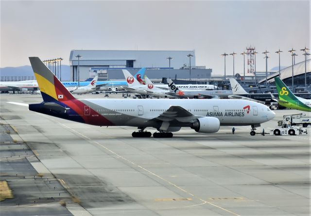 Boeing 777-200 (HL7775)