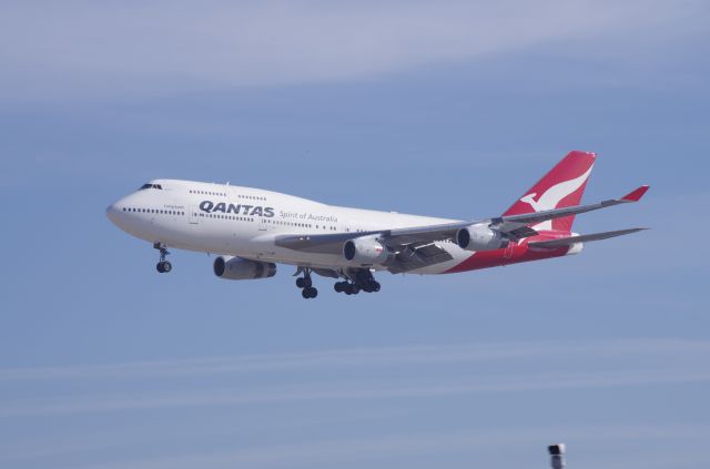 Boeing 747-400 (VH-OJM) - Approach to LAX Rwy 25L.