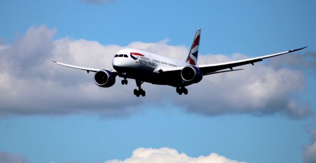 Boeing 787-8 (G-ZBJE) - On final is this 2014 British Airways Boeing 787-8 in the Summer of 2020.
