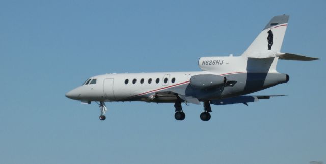 Dassault Falcon 50 (N626HJ) - On short final is this 1988 Dassault -Breguet Falcon 50 in the Autumn of 2022.