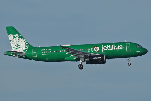 Airbus A320 (N595JB) - First arrival to Boston Logan of the new jetBlue Boston Celtics livery, on final to runway 33L from Portland, OR at 7:20am