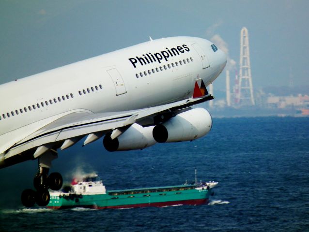 Airbus A340-300 (RP-C3430)