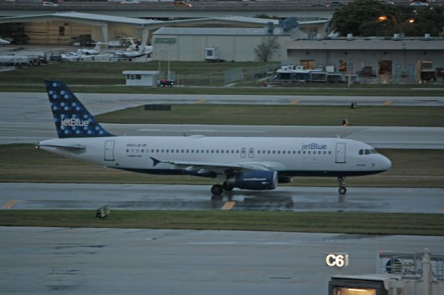 Airbus A320 (N583JB)