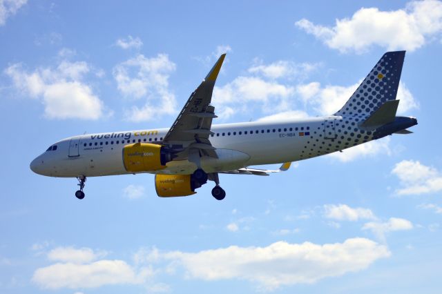 Airbus A320neo (EC-NBA) - Vueling Airlines Airbus A320-271N landing at AMS 12.14 hrs (GMT) 09May25