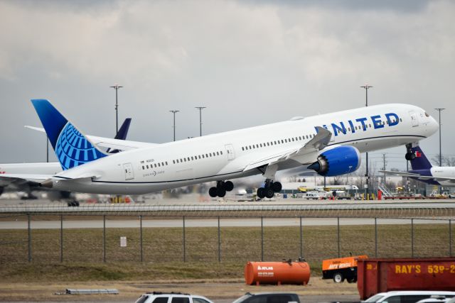 BOEING 787-10 Dreamliner (N12021) - CDG-ORD Diversion 03-10-23. 23-L headed back up to ORD.