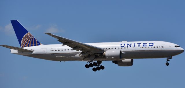 Boeing 777-200 (N216UA) - My first true spotting experience at ORD! I had never really gotten a chance to spot ORD before, so forgive me if my pics arent perfect... I was getting my sea legs.  I was in Chicago for my honeymoon, and what would an avgeeks honeymoon be without hanging at the airport? On 5/7/18.