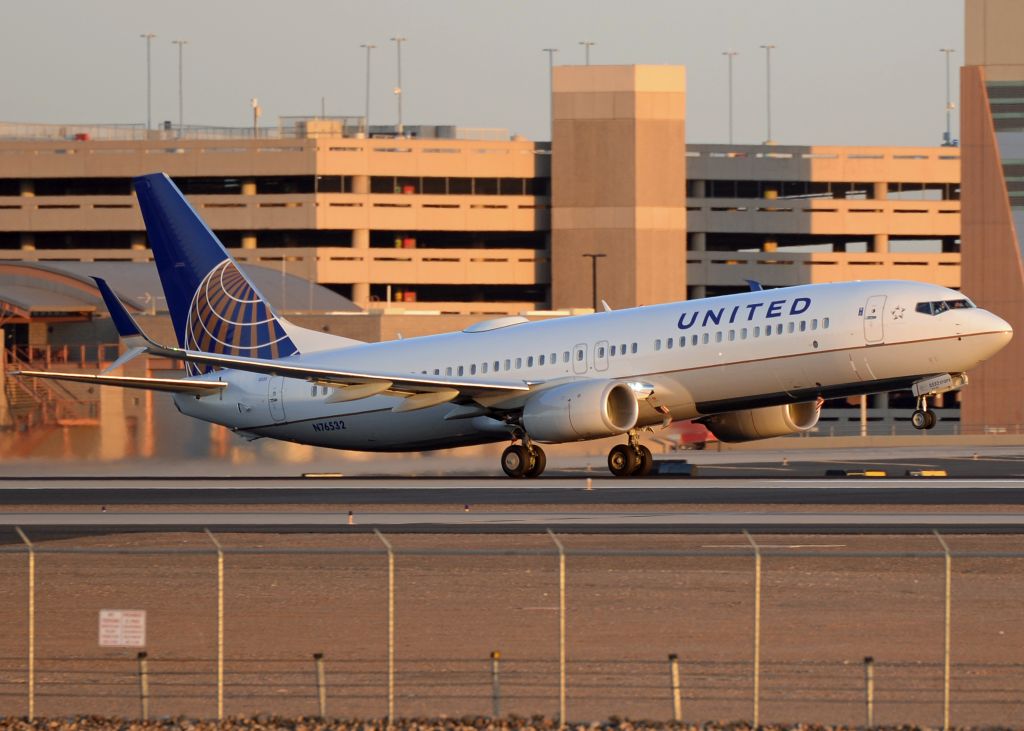 Boeing 737-800 (N76532)