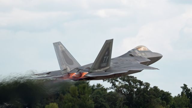 Lockheed F-22 Raptor —