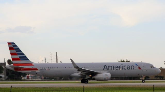 Airbus A321 (N995AN)