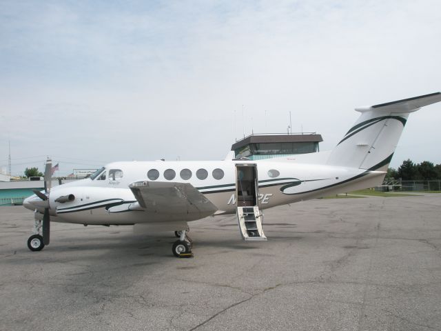 Beechcraft Super King Air 200 (N29PE) - Just arrived in Canada, eh!