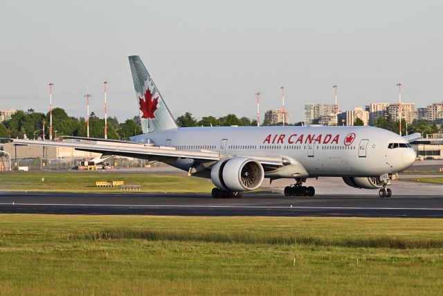 BOEING 777-200LR (C-FIUF)