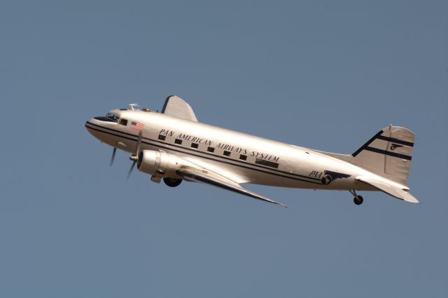 Douglas DC-3 (N877MG)