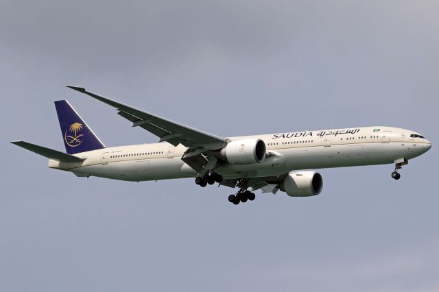 Boeing 777-200 (HZ-AK22)