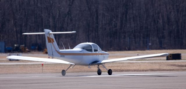 N24704 — - RELIANT AIR has the lowest fuel price on the Danbury (KDXR) airport.