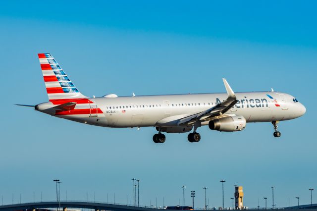 Airbus A321 (N128AN) - American Airlines A321 landing at DFW on 12/25/22. Taken with a Canon R7 and Tamron 70-200 G2 lens.