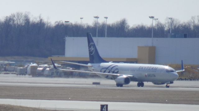 Boeing 737-800 (N3761R) - Delta 1502 arriving with a stiff cross wind from Tampa at 2:47 P.M.   Taken March 12, 2015.