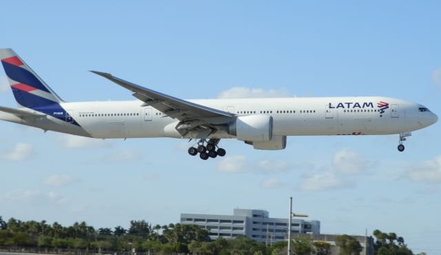 BOEING 777-300ER (PT-MUB)