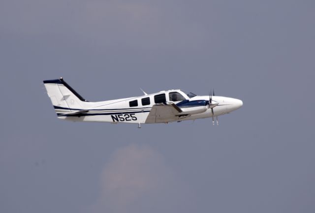 Beechcraft Baron (58) (N525)