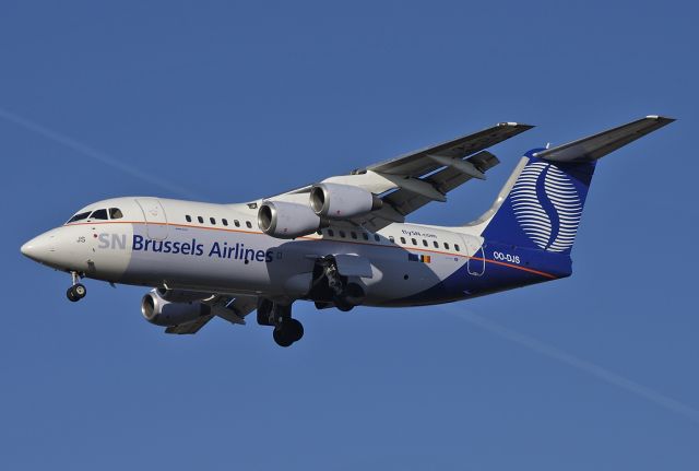Avro Avroliner (RJ-85) (OO-DJS) - SN Brussels Airlines - British Aerospace Avro 146-RJ85 C/N E.2292 - OO-DJS - Approach to Runway 25R at Brussels - 2005-Jan-16.