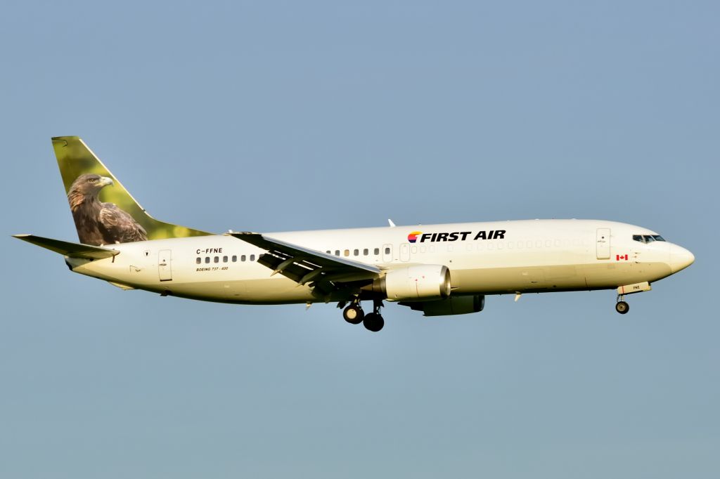 BOEING 737-400 (C-FFNE)