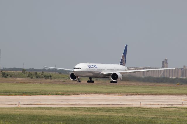 BOEING 777-300ER (N2639U)