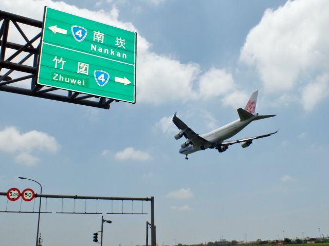 Boeing 747-400 (B-18211)