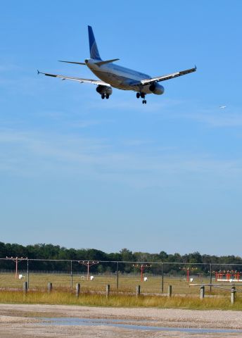 Airbus A320 (N466UA)